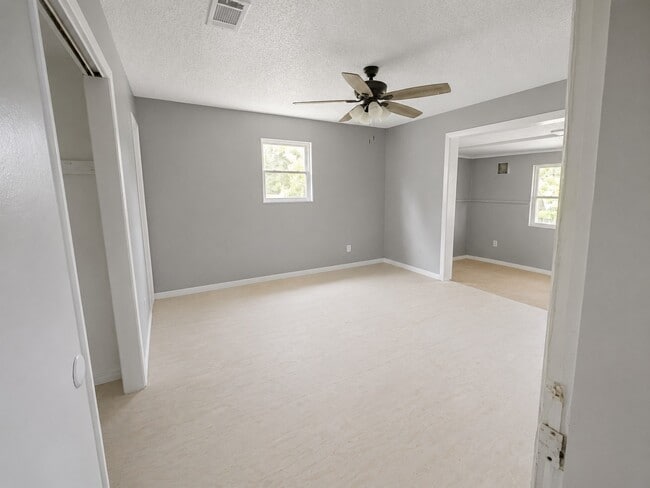 Building Photo - 227 Live Oak Ln