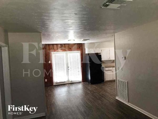 Building Photo - 3105 McKinney Dr