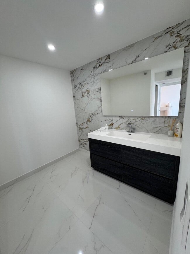 Building Photo - 20515 E Country Club Dr