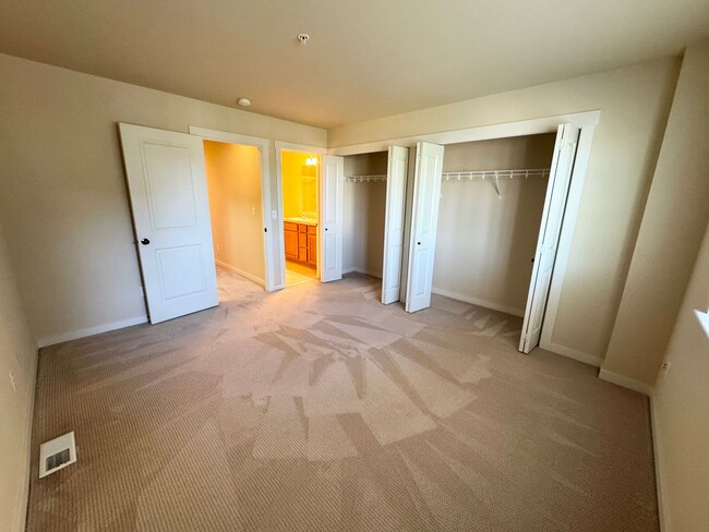 Building Photo - Spacious 2 bedroom 2 1/2 bath Plus Den  to...