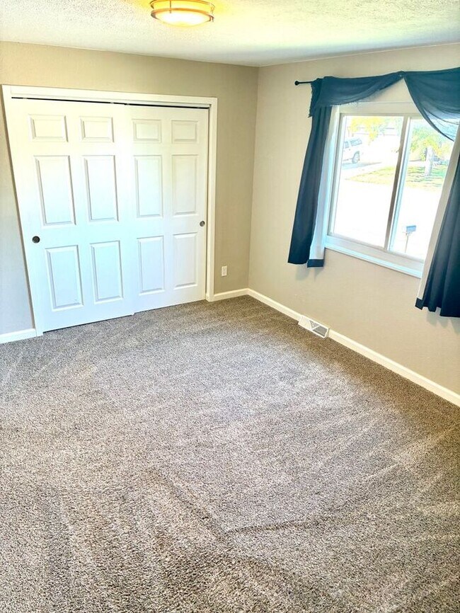 Building Photo - 3 Bedroom Home with Large Yard