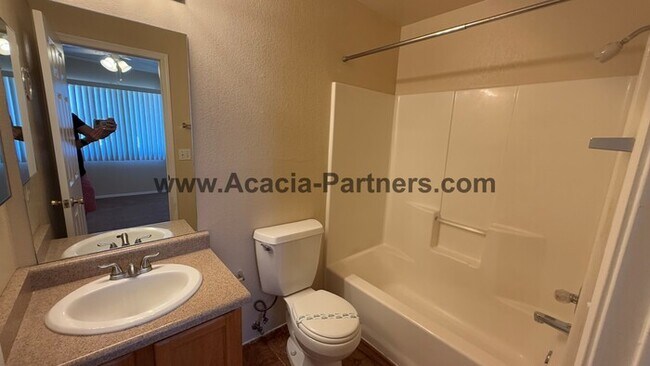 Building Photo - Gated Two Bedroom Townhome