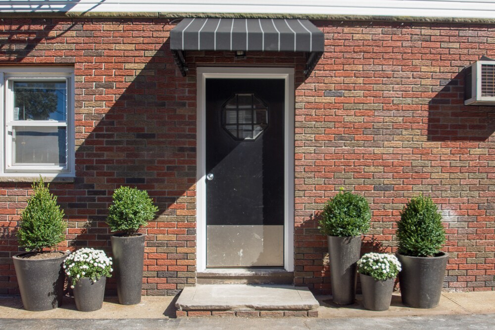 Building Photo - 406 Semel Ave