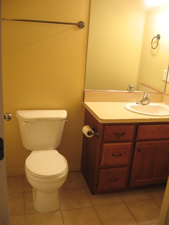 Building Photo - Cozy, Affordable Condo