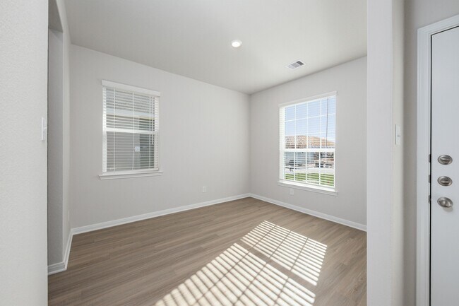 Building Photo - 15450 Maple Ter Dr