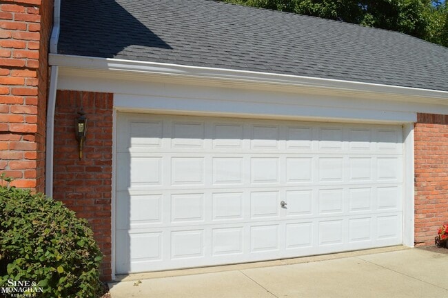 Building Photo - 744 Trombley Rd