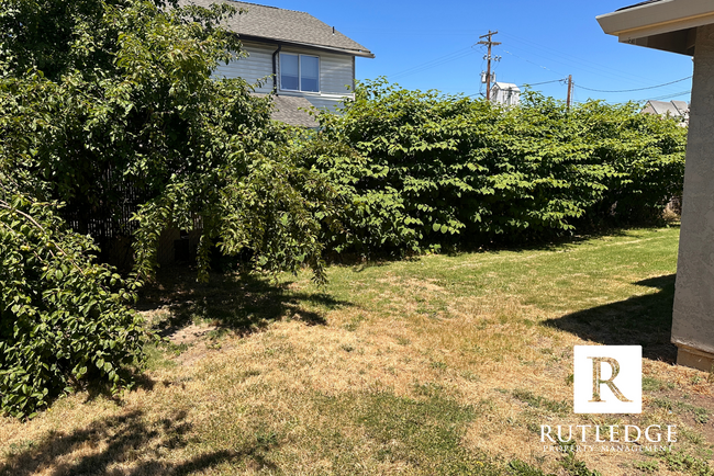 Building Photo - 3 Bedroom House in Central Point!
