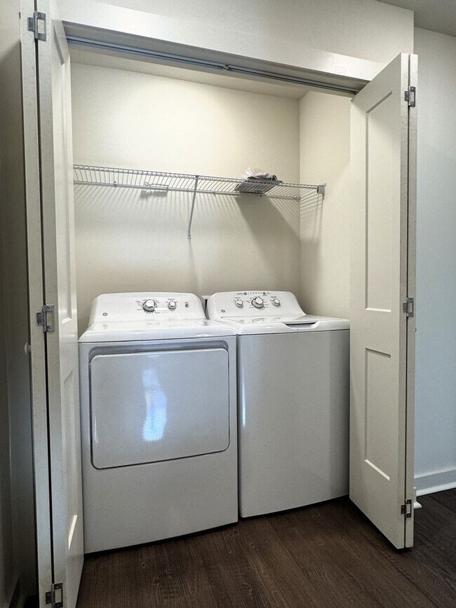 Building Photo - Move-In Special!! 1/2 Off First Month's Rent!!