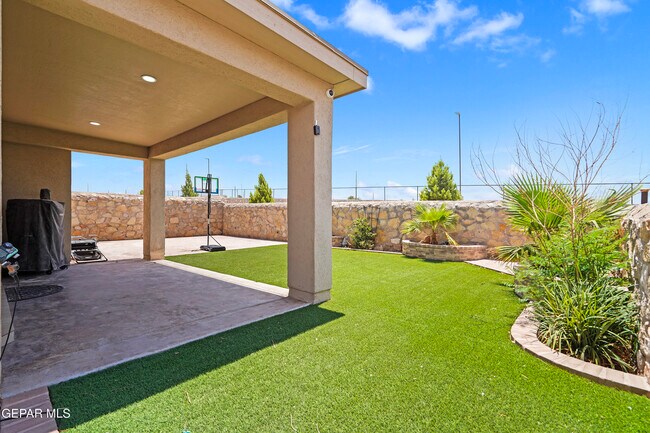 Building Photo - 212 S Manzanita Dr