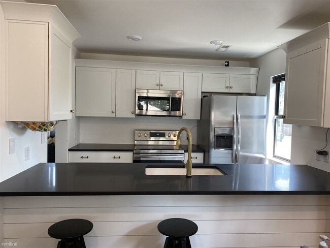 Building Photo - 2 br, 1.5 bath Townhome - 617A Moore Avenue