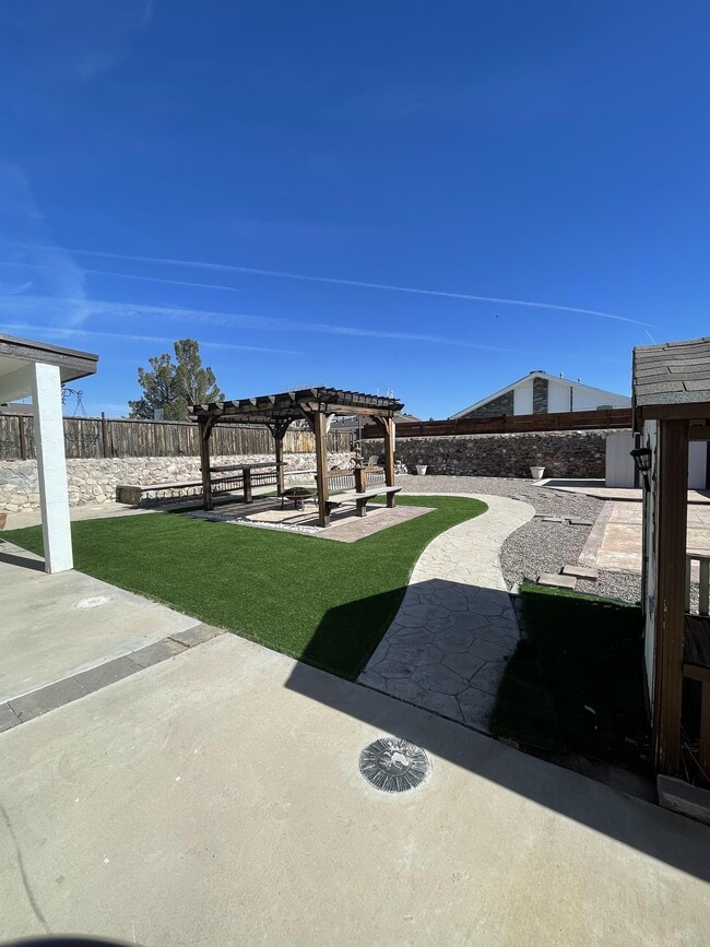 Building Photo - 5432 Thornridge Cir