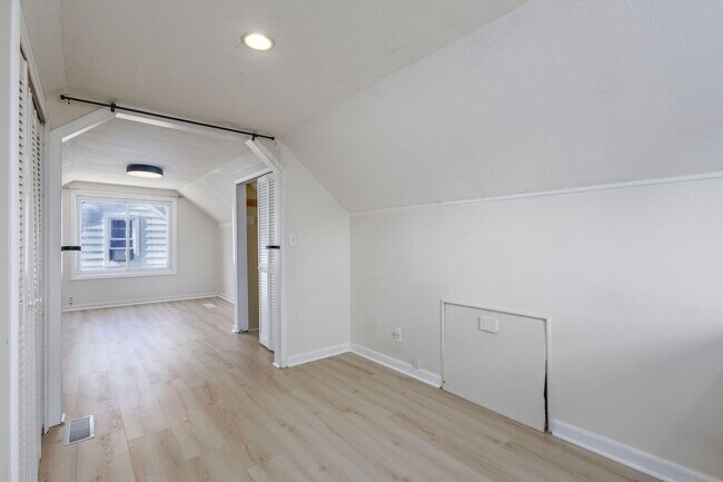 Building Photo - 880 E Rowland Ave