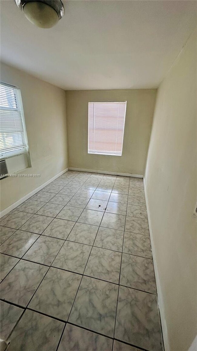 Building Photo - 2250 NE 136th St