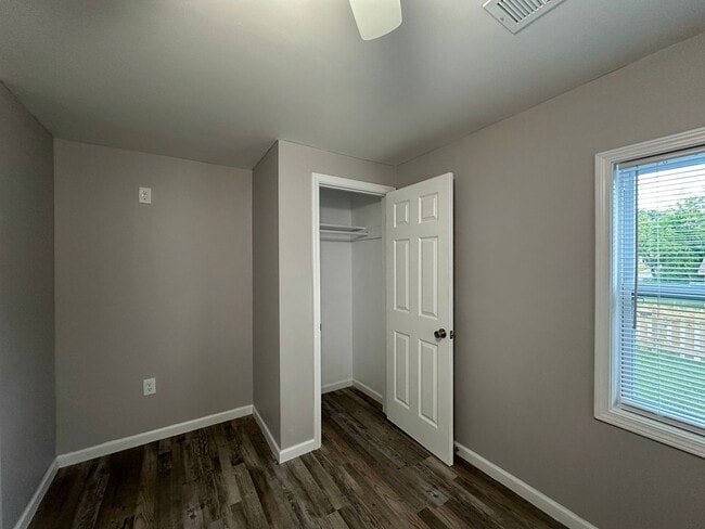 Building Photo - * Move-In Special * Cozy 2 Bedroom 1 Bathr...