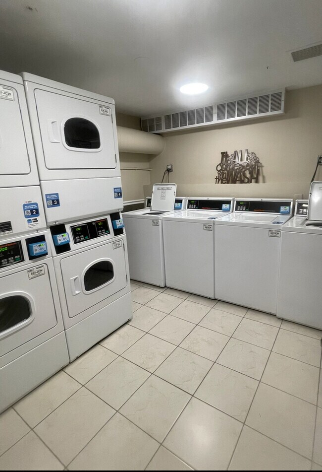 Building Photo - 6730 S South Shore Dr