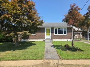 Building Photo - 3 Bedroom Single Family Home