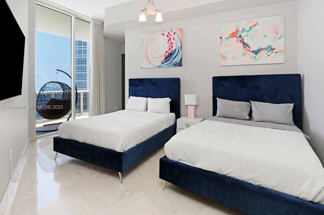 Building Photo - 15901 Collins Ave