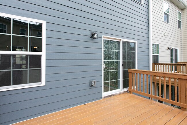 Building Photo - Beautiful 3 bedroom, 2.5 bath townhome in RTP Available August 15!