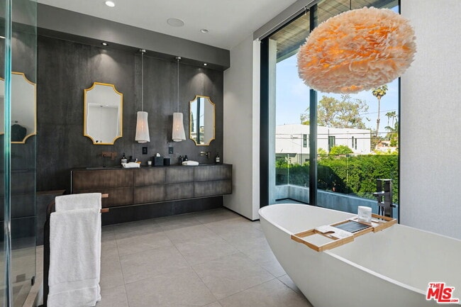 Building Photo - 418 N Sweetzer Ave