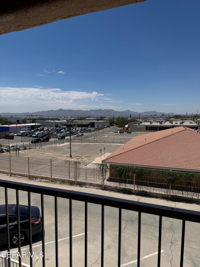 Building Photo - 6027 Brook Hollow Dr