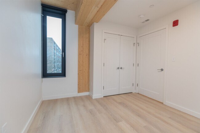 Building Photo - 12 E Lenox St