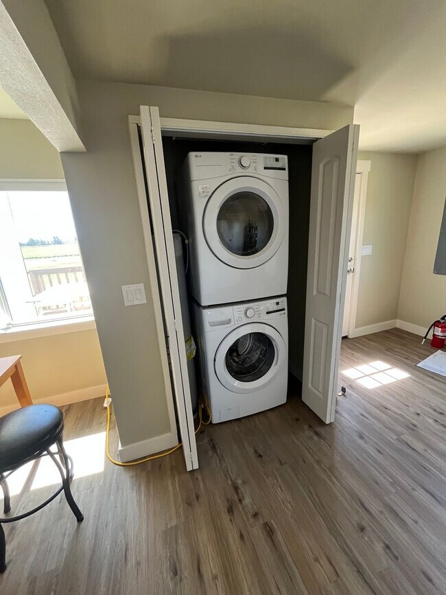 Building Photo - Large 2 bed 1 bath house in the country