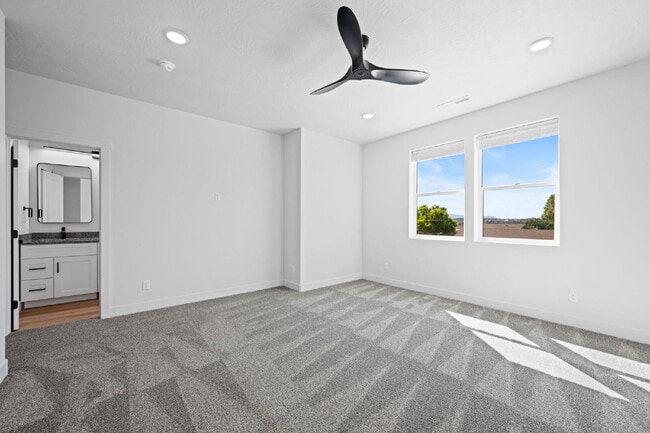 Building Photo - Private room with shared bathroom in a bra...
