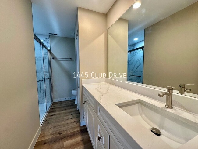 Building Photo - 1445 Club Dr