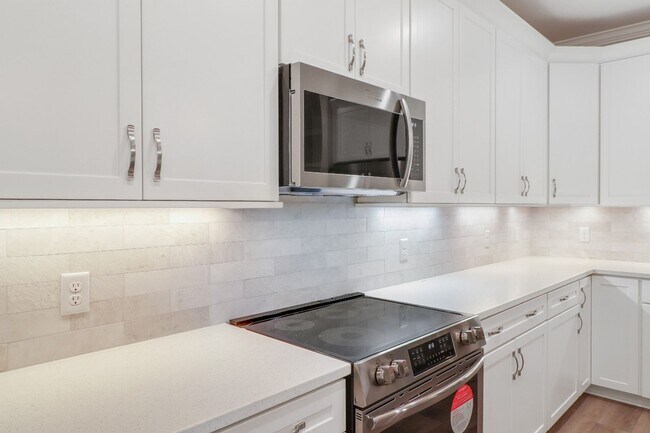 Building Photo - 204 Pineland Dr