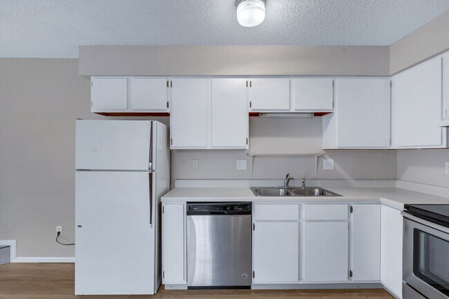 Building Photo - Pet Friendly 2 Bedroom Townhome located close to downtown Colorado Springs