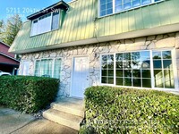 Building Photo - 2 Bed/1.5 Bath in Lynnwood! **Remodeled Ki...