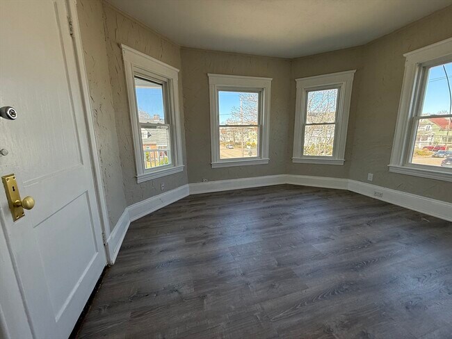 Building Photo - 68 Ash St