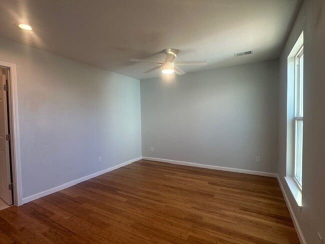 Building Photo - Ready for move in