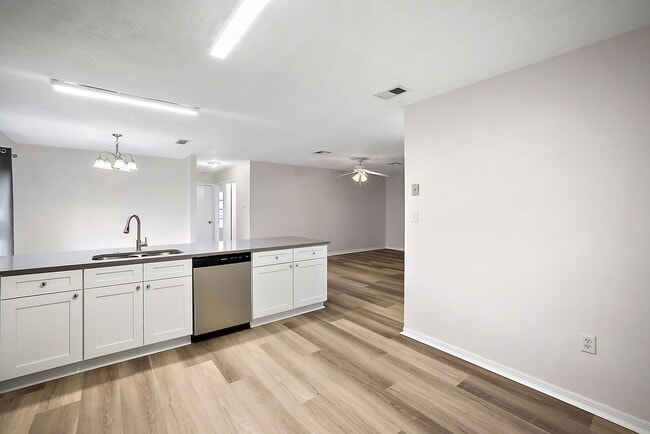 Building Photo - 202 Fernwood St