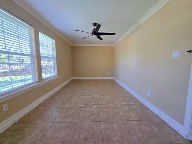 Building Photo - 2,465sf EXPANSIVE HOME IN THE HARLINGEN ME...