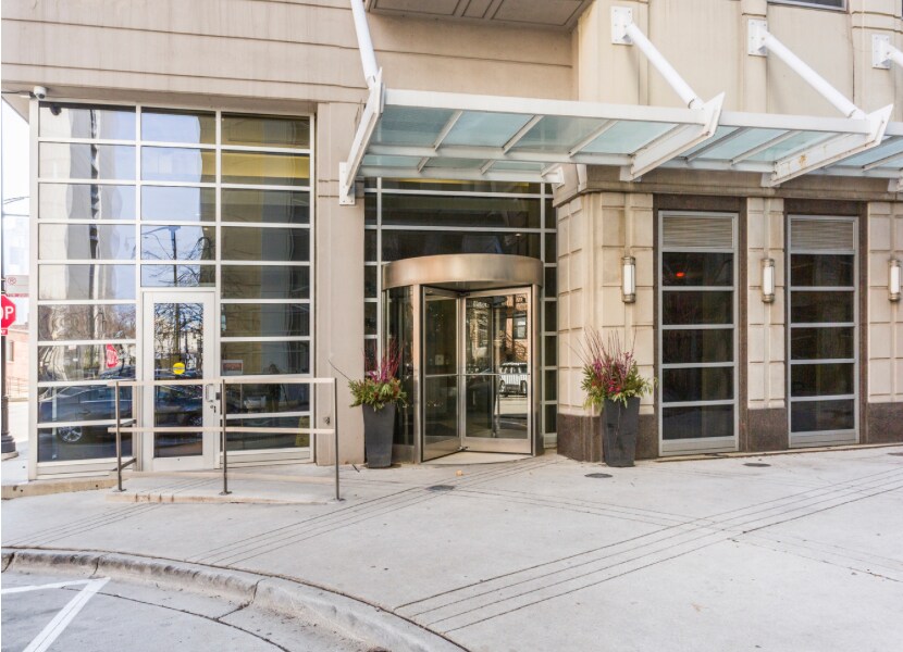 700 N. Larrabee St. (Front Entrance) - 700 Larrabee N St