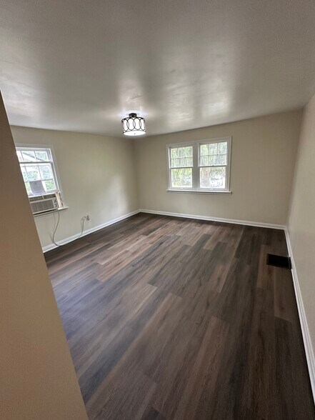 Building Photo - 13 Pallister Rd