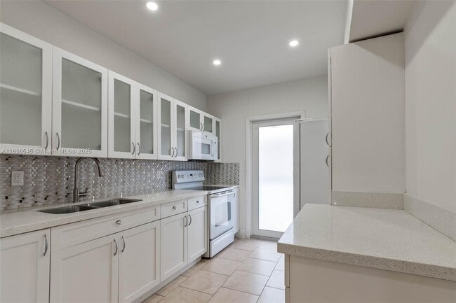 Building Photo - 3916 SW 58th Ave