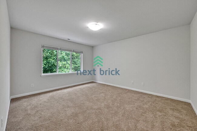 Building Photo - Bothell 5BR 3Bath-on a quiet neighborhood with smart upgrades + EV charging