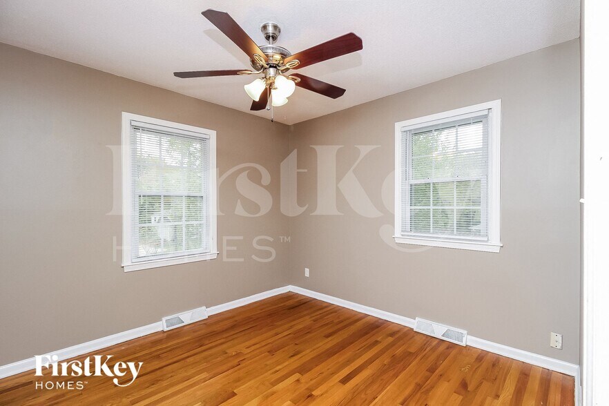 Building Photo - 704 Melrose St