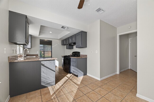 Building Photo - 5211 Devon Green Dr