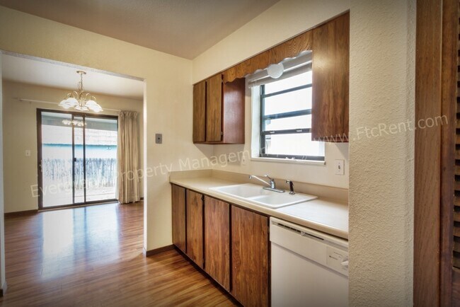 Building Photo - 904-906 Camelot Ct.