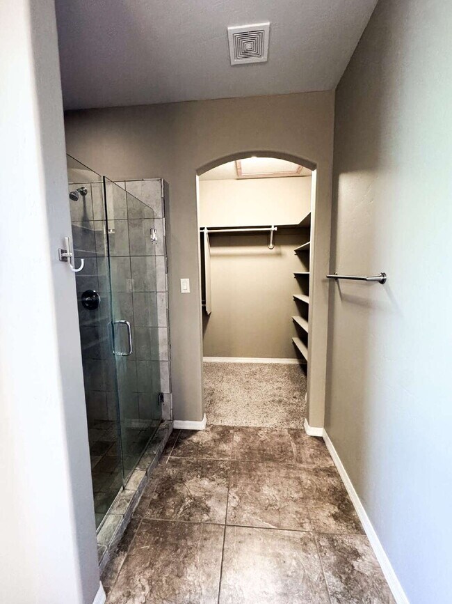 Building Photo - Spacious 4-Bed, 3-Bath Gem with 1804 Sq. F...