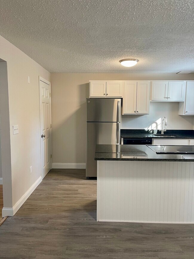 Building Photo - 173 Spruce St