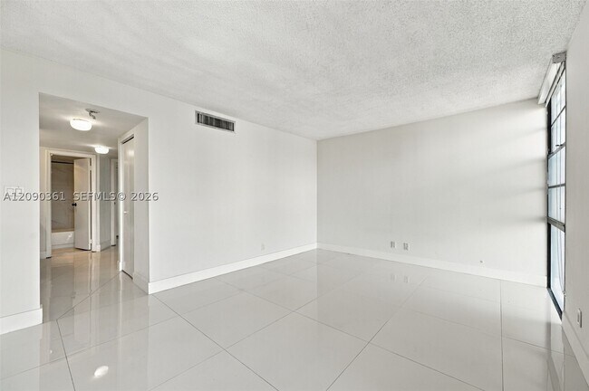 Building Photo - 3475 N Country Club Dr