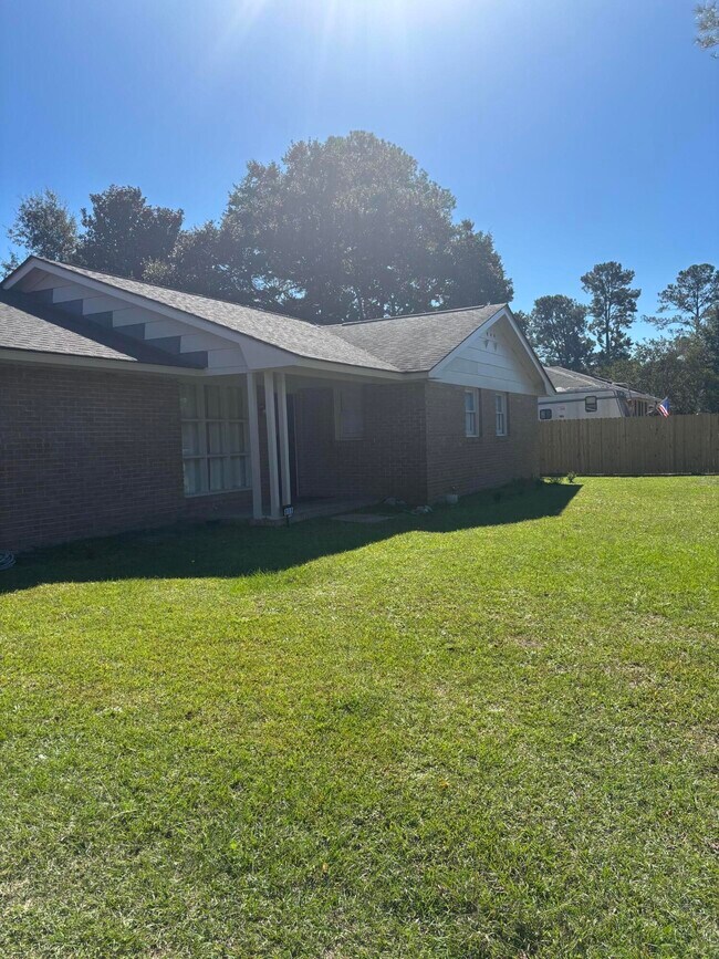 Building Photo - 855 Whatley St