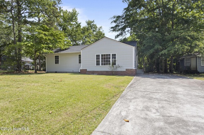Building Photo - 404 Dogwood Ln