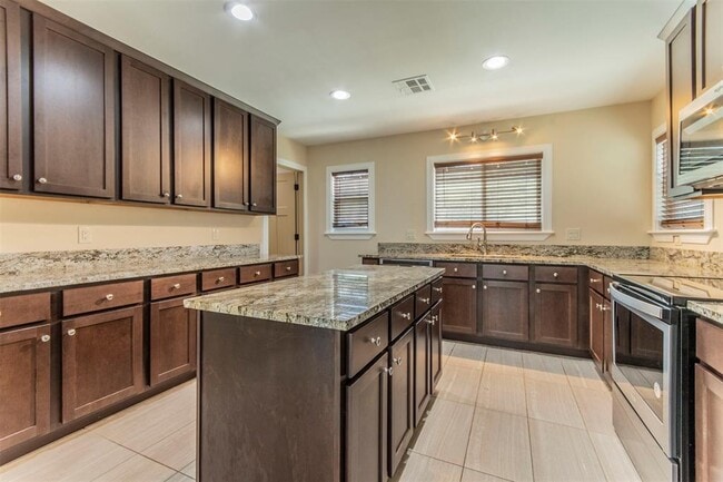Building Photo - 21316 Crestmont