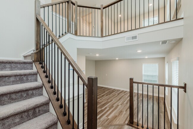 Building Photo - Beautiful Townhome in Carmel