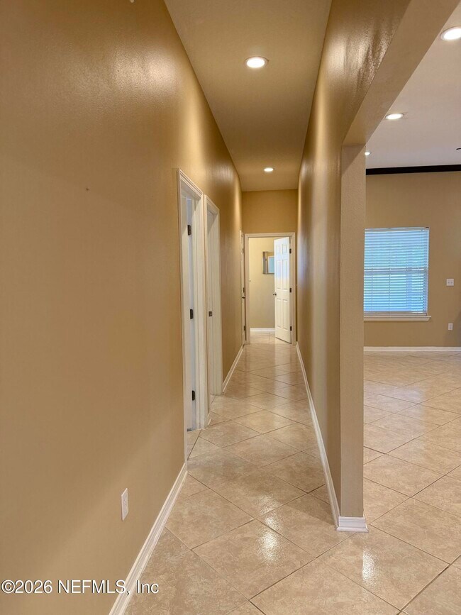 Building Photo - 5925 Round Table Rd